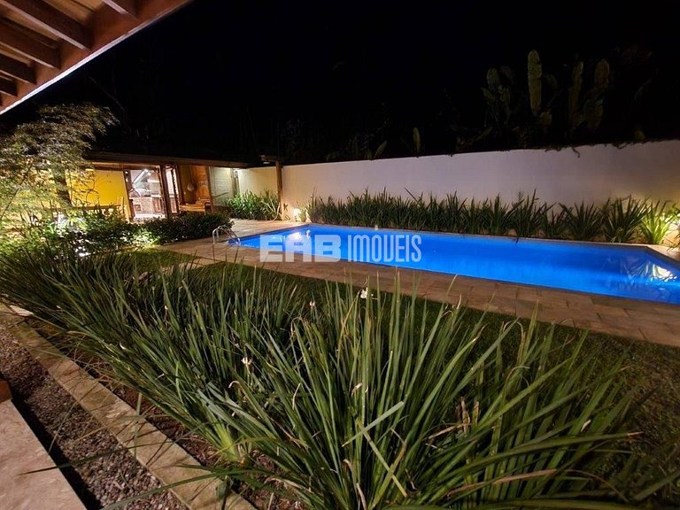 4 suítes, área gourmet e piscina