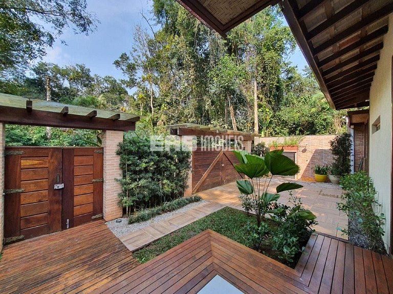 4 suítes, área gourmet e piscina