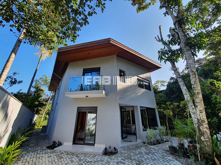 Casa com 4 suítes na praia do Prumirim