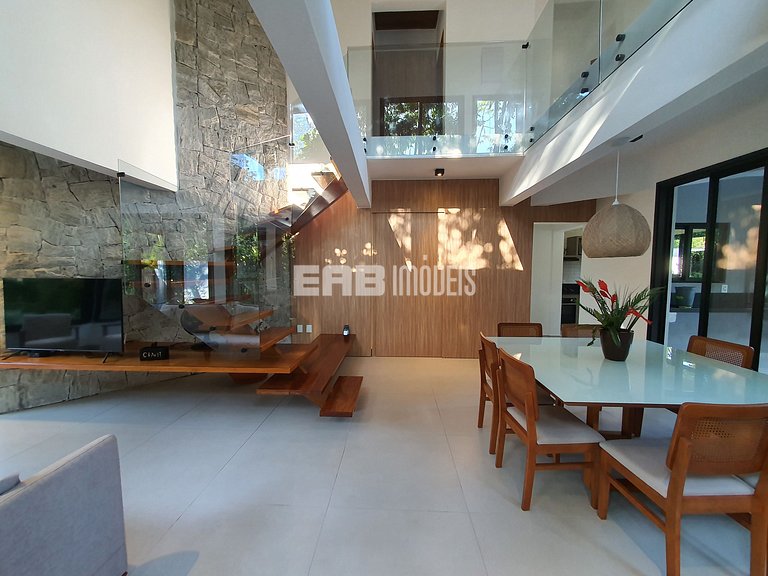 Casa com 4 suítes na praia do Prumirim