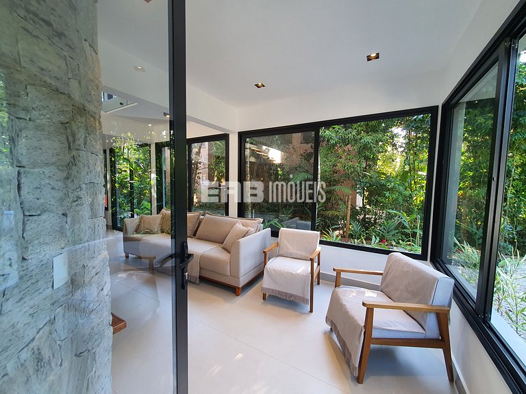 Casa com 4 suítes na praia do Prumirim