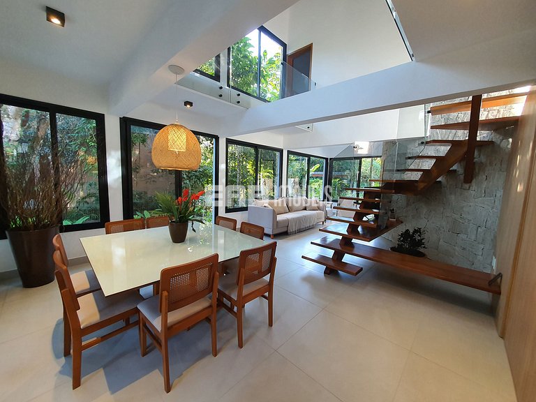 Casa com 4 suítes na praia do Prumirim