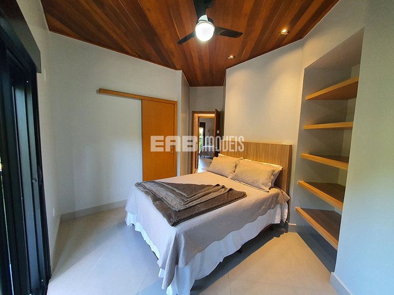 Casa com 4 suítes na praia do Prumirim