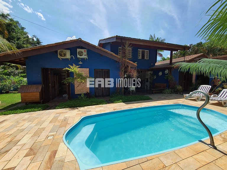 Casa com piscina e ar condicionado, a 160m da praia de Itama