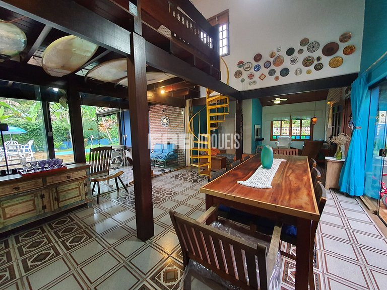 Casa com piscina e ar condicionado, a 160m da praia de Itama