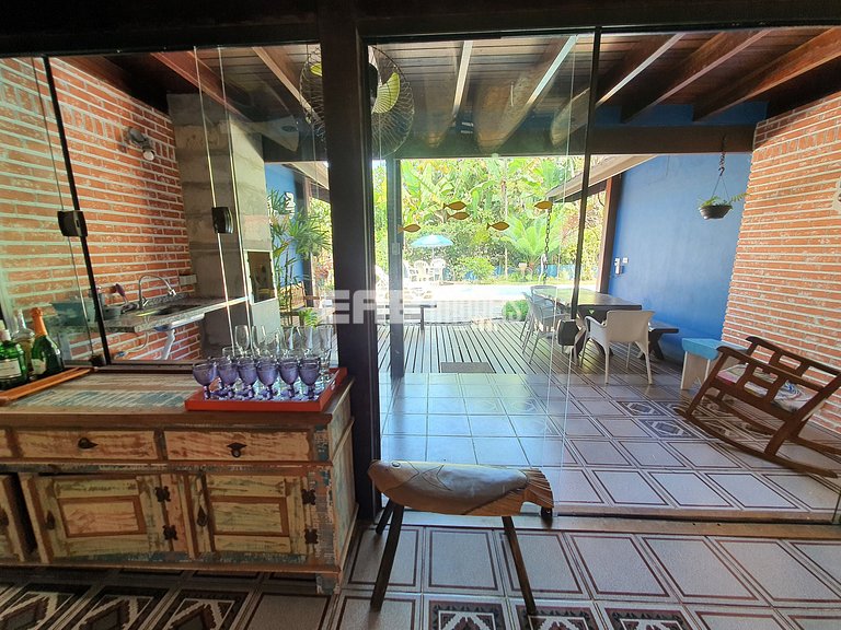 Casa com piscina e ar condicionado, a 160m da praia de Itama