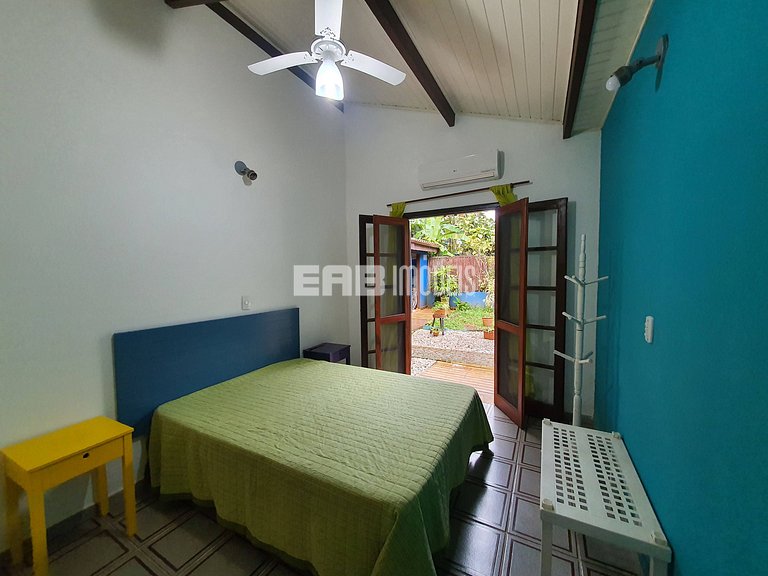 Casa com piscina e ar condicionado, a 160m da praia de Itama