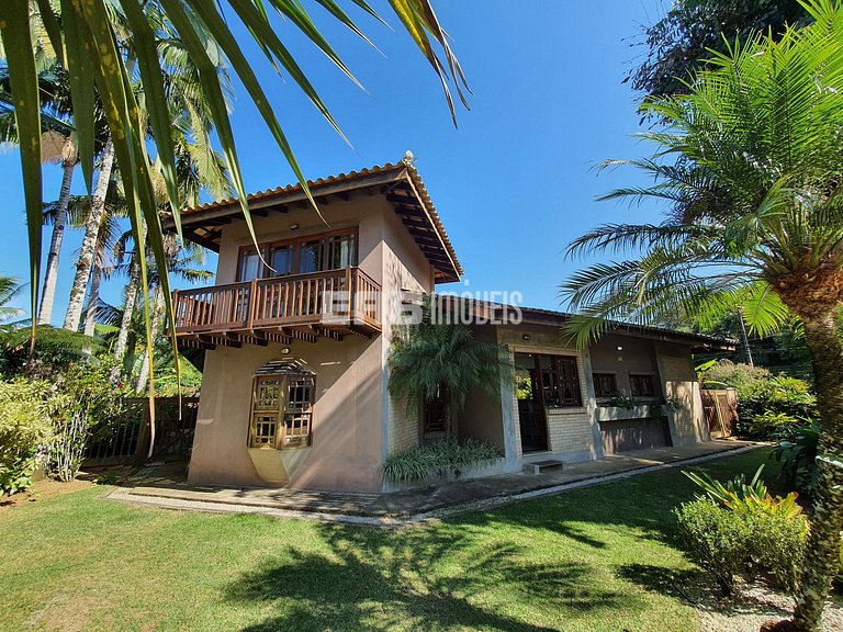 Casa a poucos passos da praia