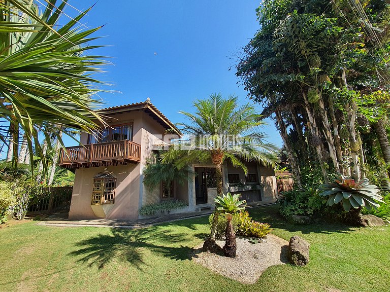 Casa a poucos passos da praia