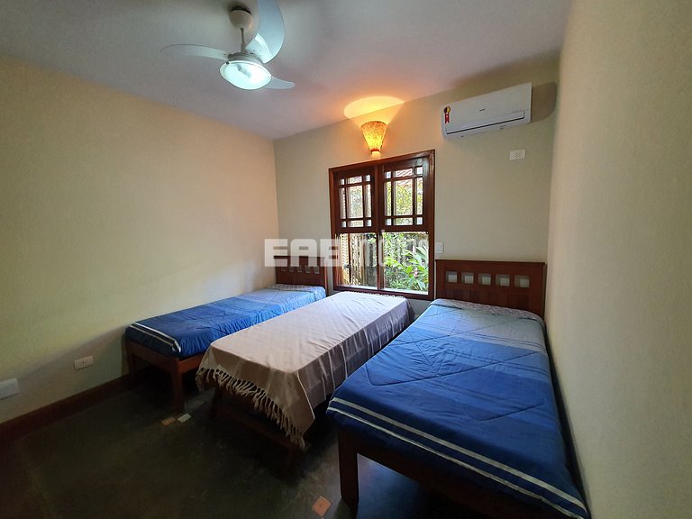 Casa a poucos passos da praia