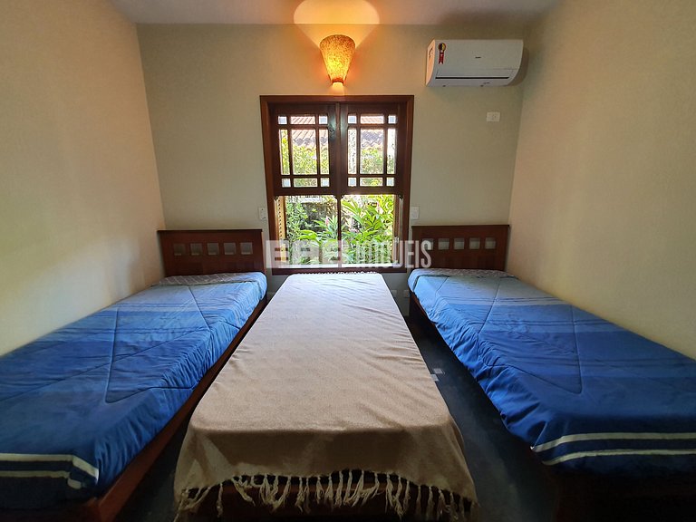 Casa a poucos passos da praia