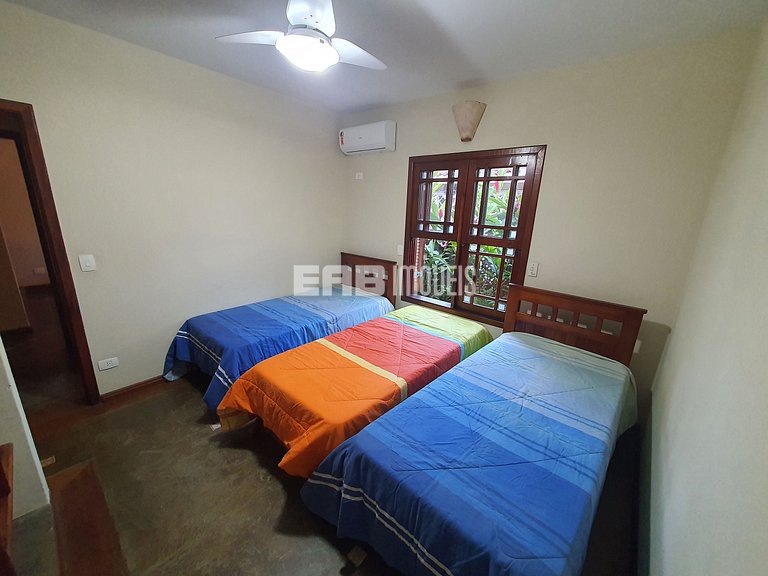 Casa a poucos passos da praia