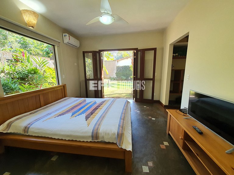 Casa a poucos passos da praia