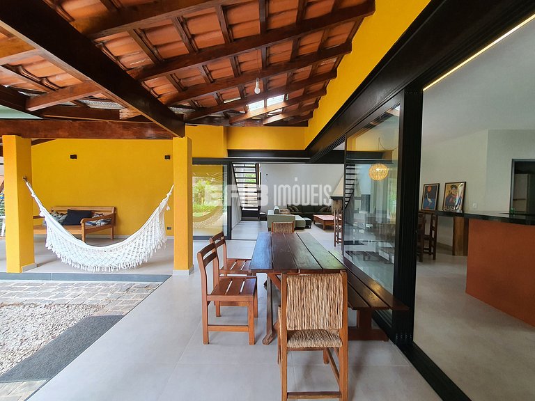 Casa modernizada com churrasqueira em Itamambuca