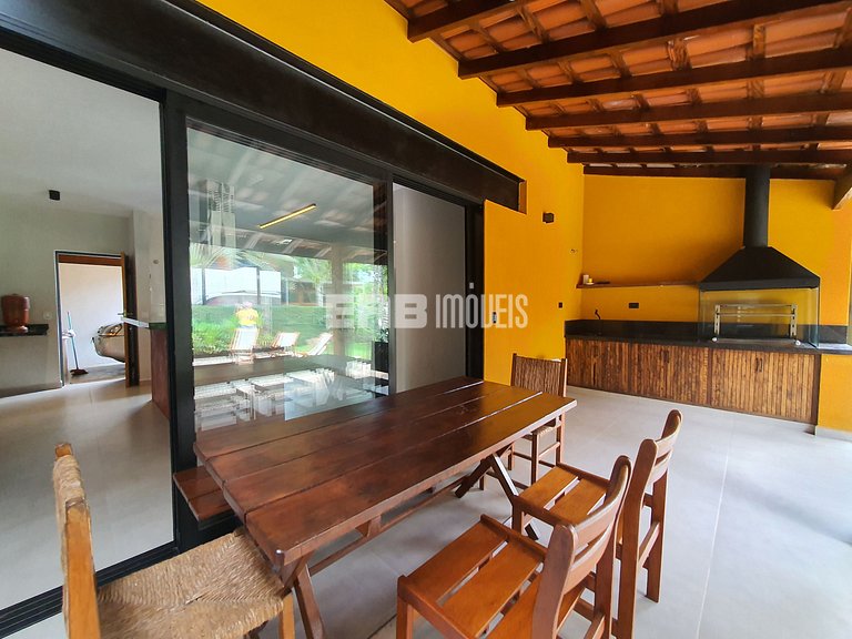 Casa modernizada com churrasqueira em Itamambuca