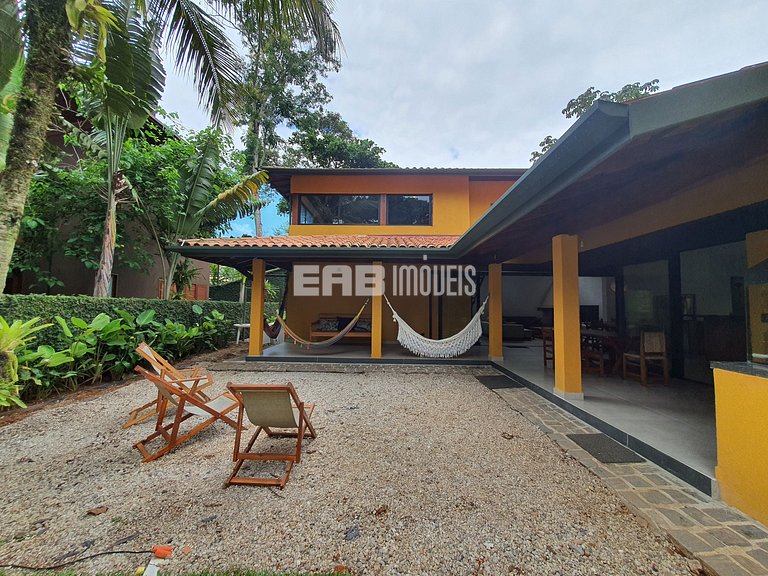 Casa modernizada com churrasqueira em Itamambuca