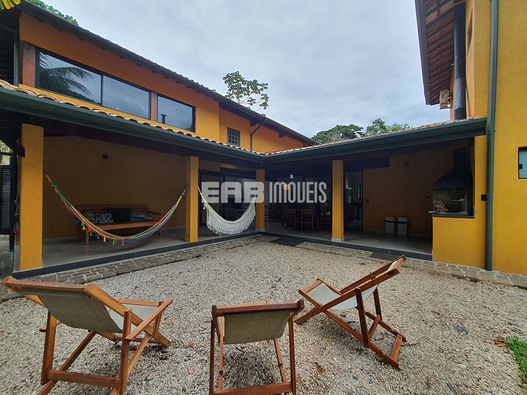 Casa estilosa com churrasqueira em Itamambuca