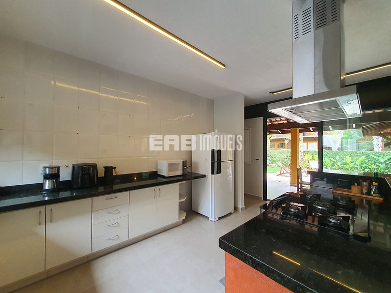 Casa modernizada com churrasqueira em Itamambuca