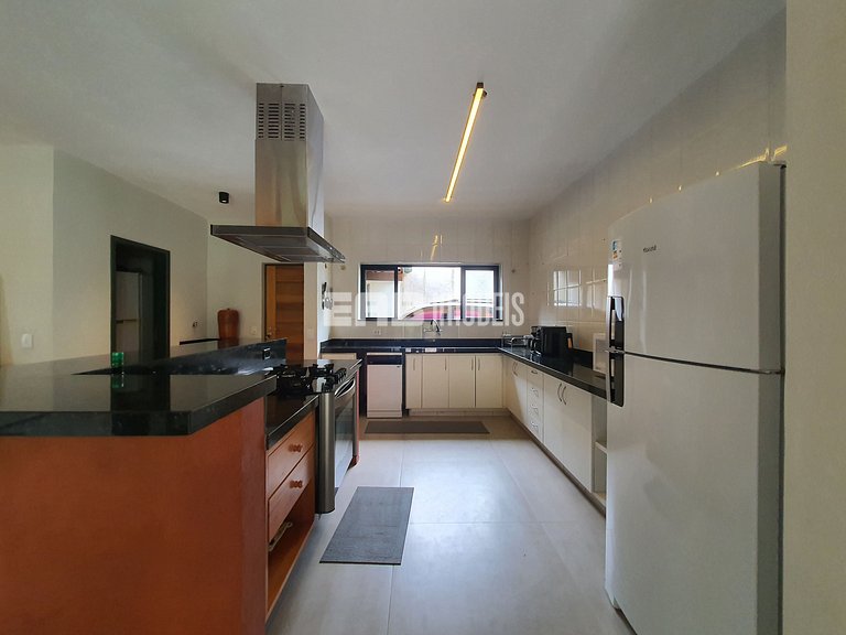 Casa modernizada com churrasqueira em Itamambuca