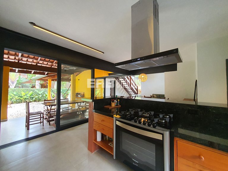 Casa modernizada com churrasqueira em Itamambuca