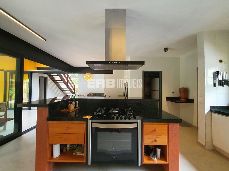 Casa modernizada com churrasqueira em Itamambuca