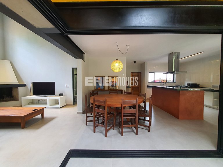 Casa modernizada com churrasqueira em Itamambuca