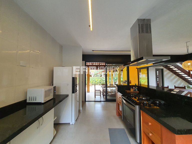 Casa modernizada com churrasqueira em Itamambuca