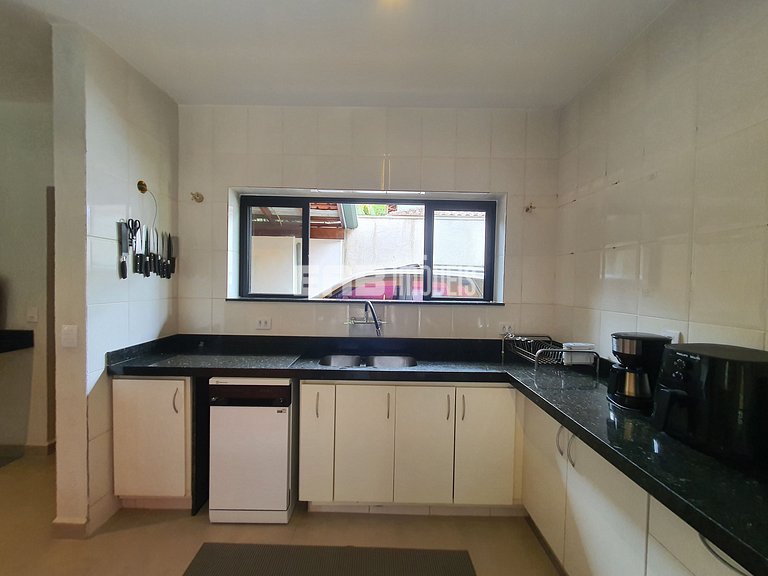 Casa modernizada com churrasqueira em Itamambuca