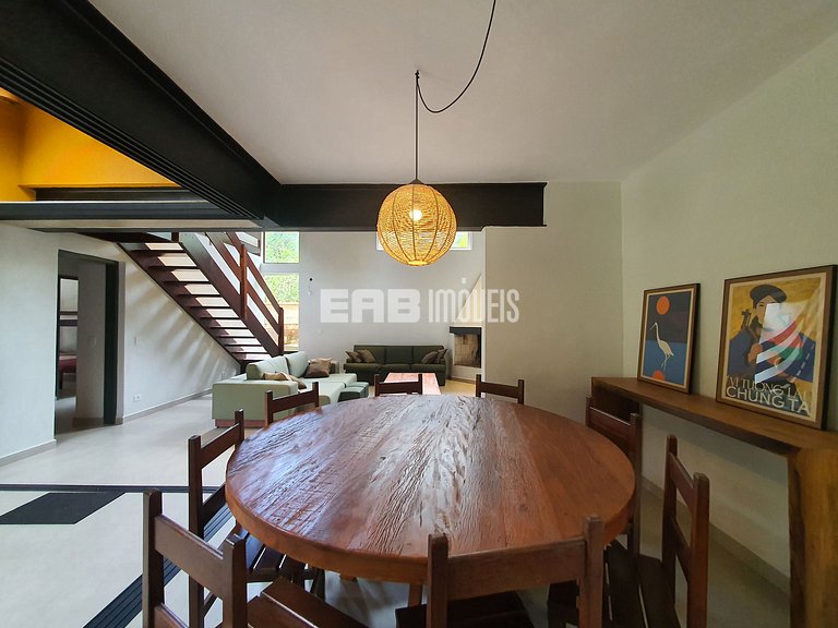 Casa modernizada com churrasqueira em Itamambuca