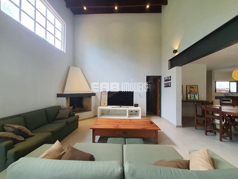 Casa modernizada com churrasqueira em Itamambuca