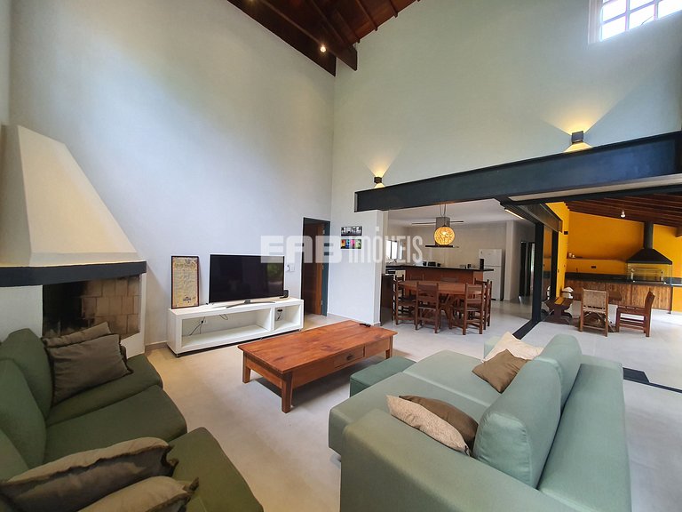 Casa modernizada com churrasqueira em Itamambuca