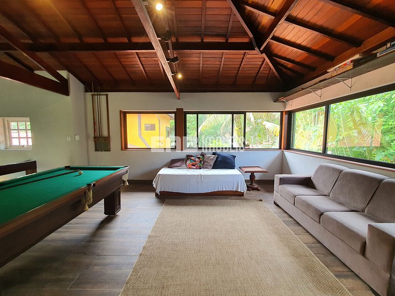 Casa modernizada com churrasqueira em Itamambuca