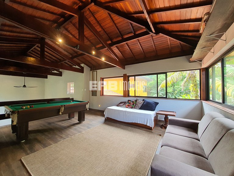 Casa modernizada com churrasqueira em Itamambuca