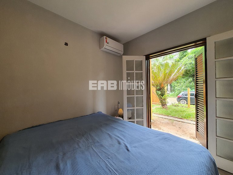 Casa modernizada com churrasqueira em Itamambuca