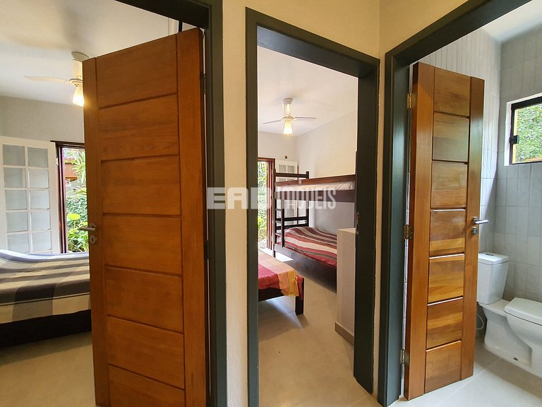 Casa modernizada com churrasqueira em Itamambuca