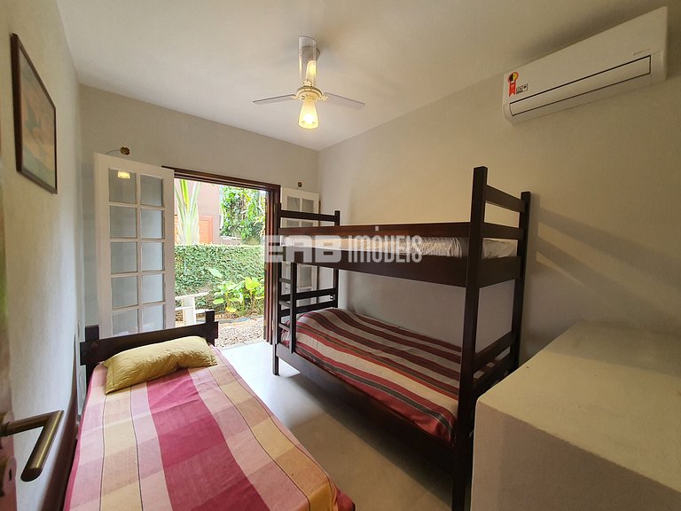 Casa modernizada com churrasqueira em Itamambuca