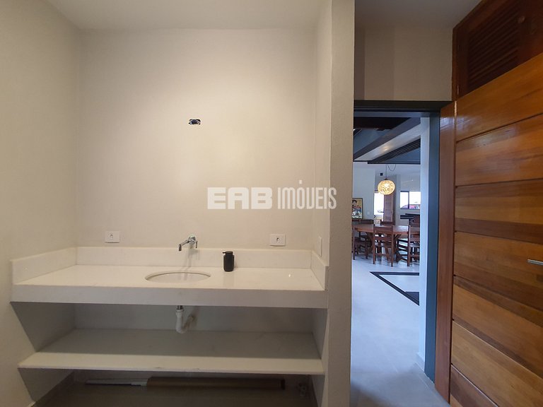 Casa modernizada com churrasqueira em Itamambuca