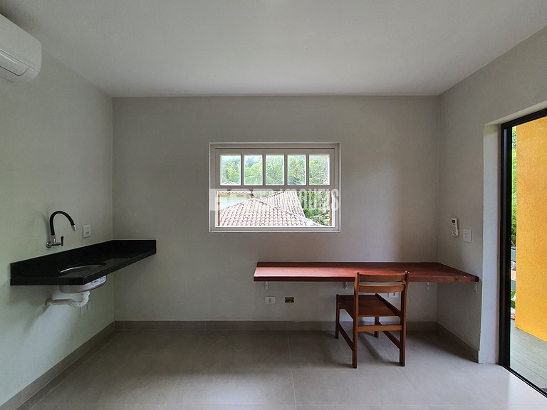 Casa modernizada com churrasqueira em Itamambuca