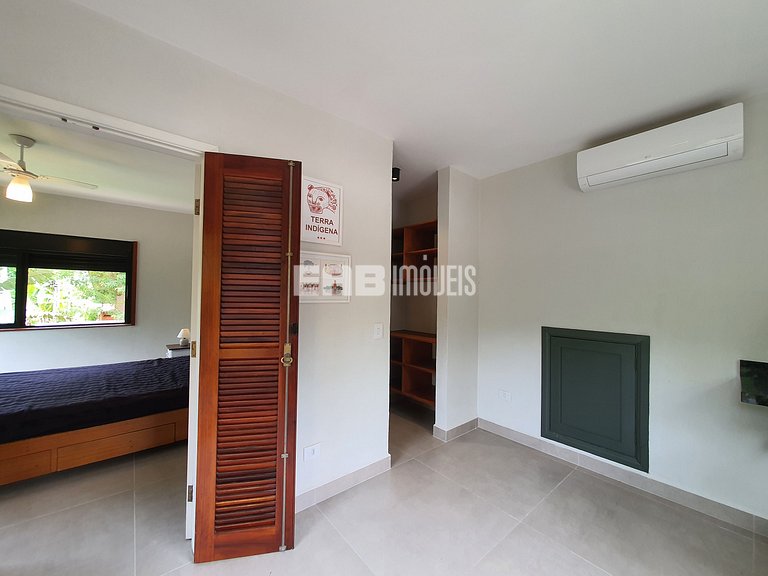 Casa modernizada com churrasqueira em Itamambuca