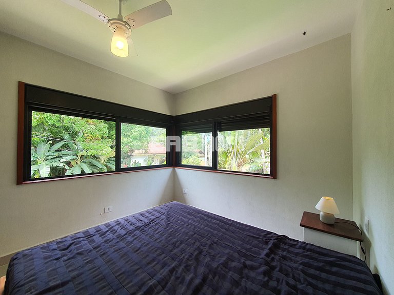 Casa modernizada com churrasqueira em Itamambuca