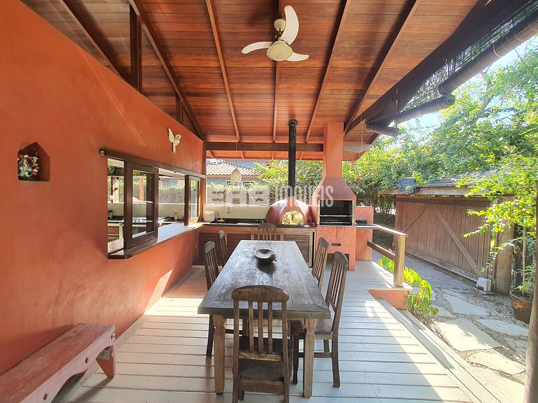 Charmosa e confortável, com muito verde ao redor