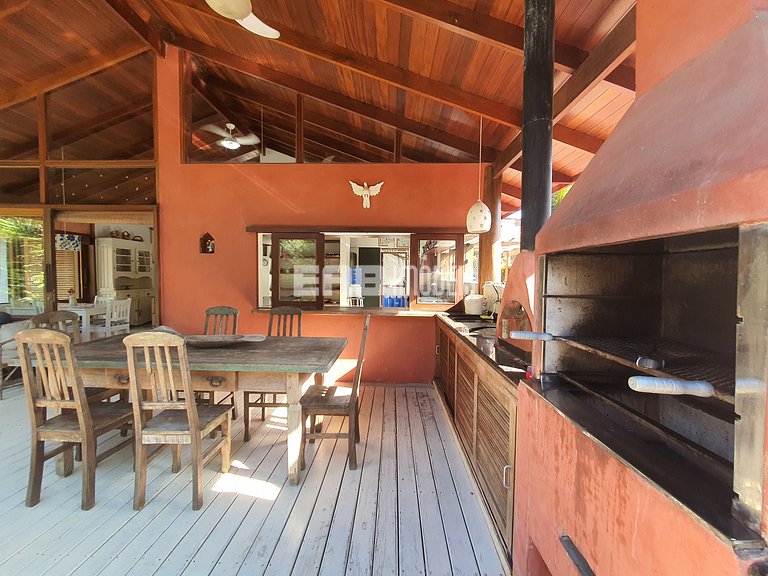 Charmosa e confortável, com muito verde ao redor