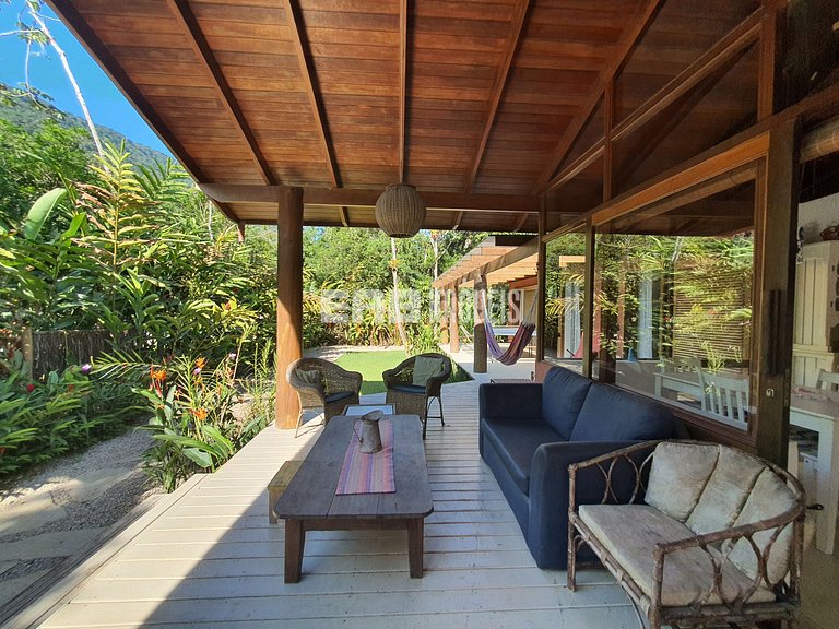 Charmosa e confortável, com muito verde ao redor