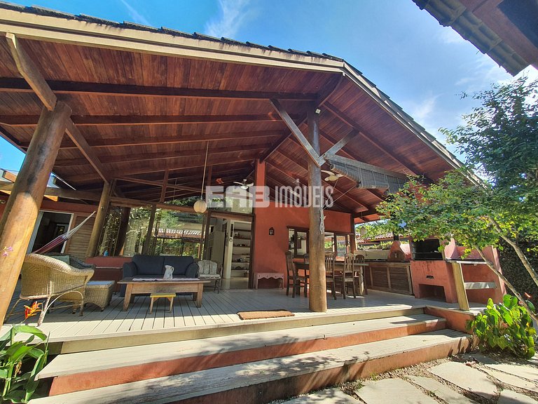 Charmosa e confortável, com muito verde ao redor