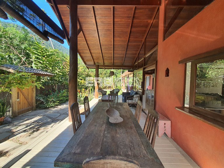 Charmosa e confortável, com muito verde ao redor