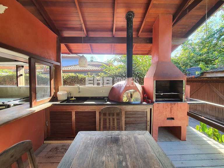 Charmosa e confortável, com muito verde ao redor