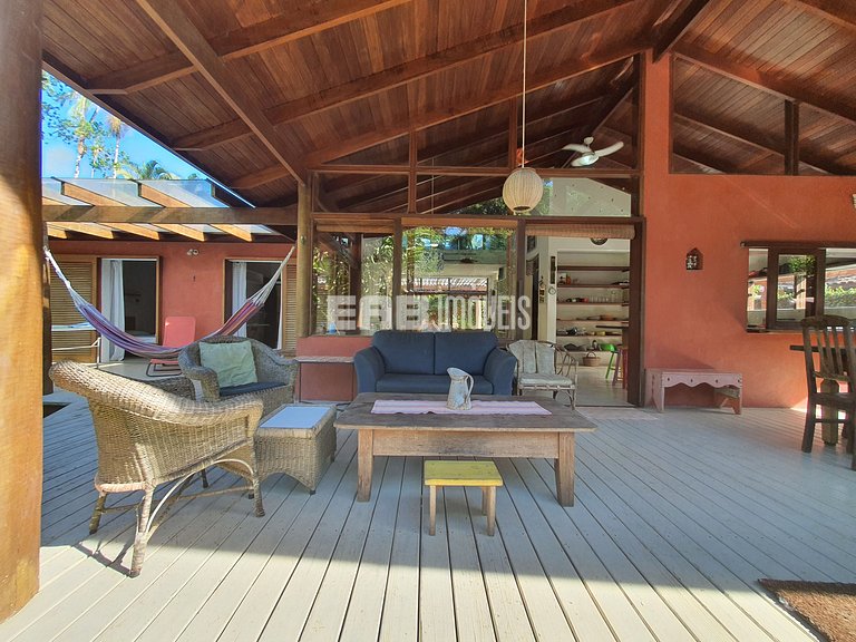 Charmosa e confortável, com muito verde ao redor