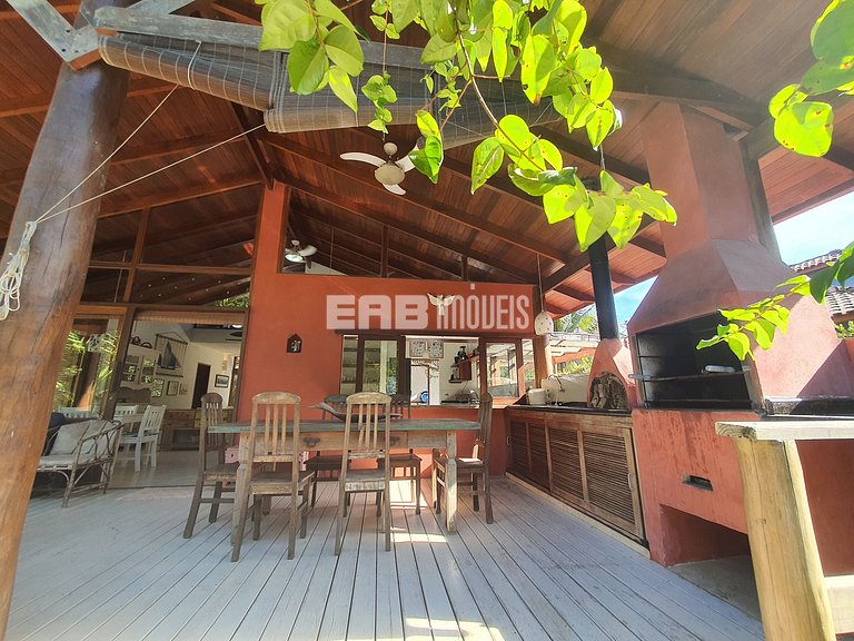 Charmosa e confortável, com muito verde ao redor