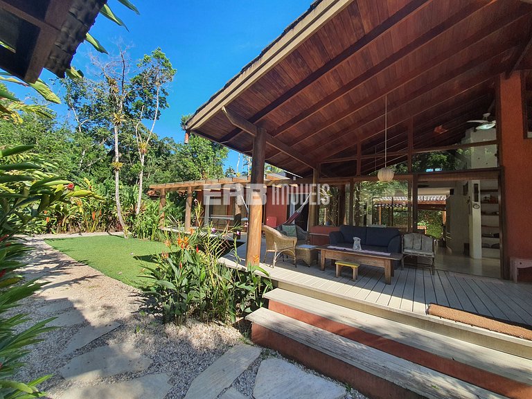 Charmosa e confortável, com muito verde ao redor