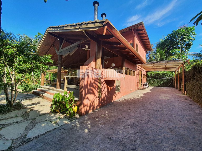 Charmosa e confortável, com muito verde ao redor